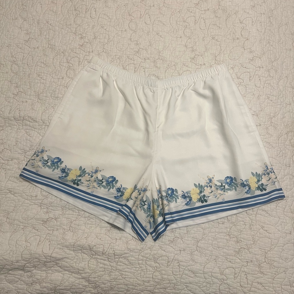 Abercrombie & Fitch White Floral Women's Shorts